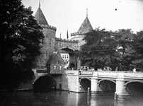 835535 Gezicht op de gereconstrueerde Tolsteegpoort bij de Tolsteegbrug over de Stadsbuitengracht te Utrecht, onderdeel ...